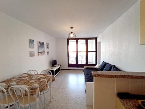 un salon avec une table et un canapé dans l'établissement Cap d agde 200m plage du môle accès direct aux rues piétonnes, au Cap d'Agde