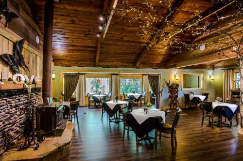 a restaurant with tables and chairs in a room at Forrest Hills Mountain Resort in Dahlonega