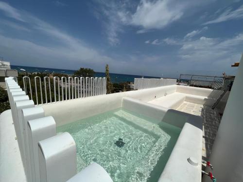 uma piscina no telhado de uma casa em Casa Mediterranea con JACUZZI ,OSTUNI , vista Mare Torre Guaceto em Specchiolla