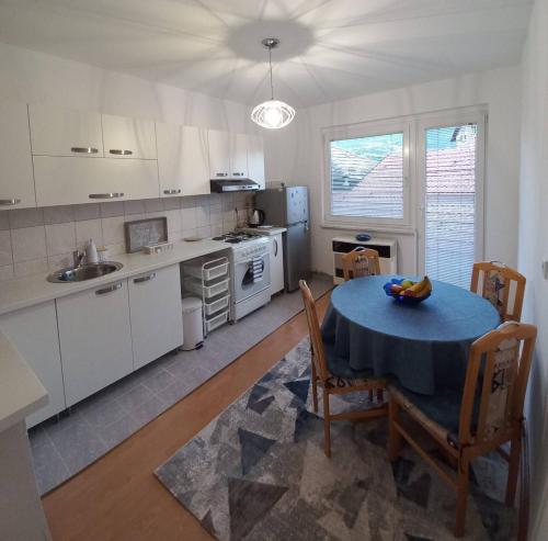 Een keuken of kitchenette bij Apartment Emmi