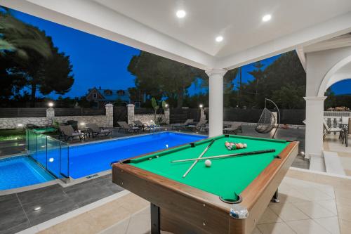 Πισίνα στο ή κοντά στο Luxury Villa Vanato & Pool