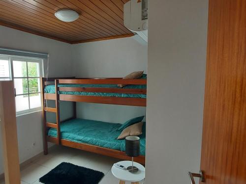 een kamer met 2 stapelbedden en een raam bij Casa de Ponta in Topo