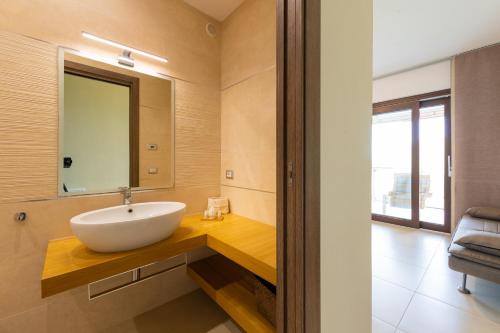 a bathroom with a sink and a mirror at Arca Superior in Cefalù