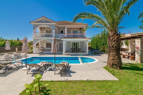 Villa con piscina y palmeras en Luxury Villa Vanato & Pool en Koukounariá