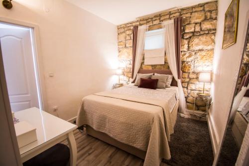 Postel nebo postele na pokoji v ubytování Apartments Mali Dvor Novigrad