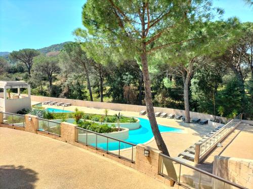 une image d'une piscine avec un arbre dans l'établissement Camping, au Muy