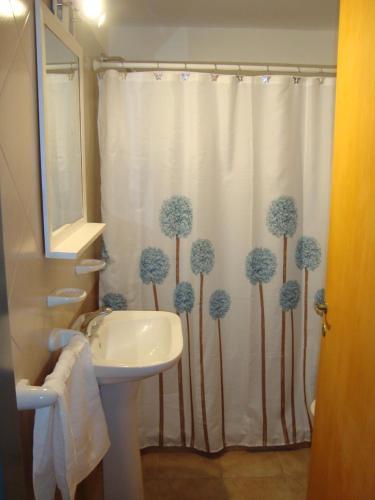 uma casa de banho com uma cortina de chuveiro com dentes-de-leão em Departamento Andino em Río Cuarto