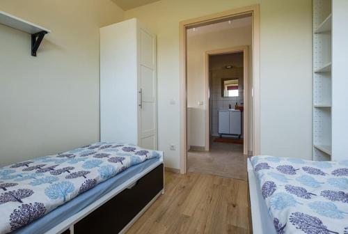 1 dormitorio con 1 cama y pasillo en Hedon Brewing Helmut apartment - 200 meter to the Beach, en Balatonvilágos