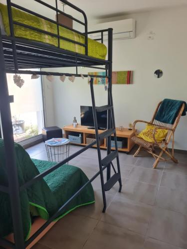 Cette chambre dispose de lits superposés et d'un bureau. dans l'établissement Studio Corniche, à La Ciotat