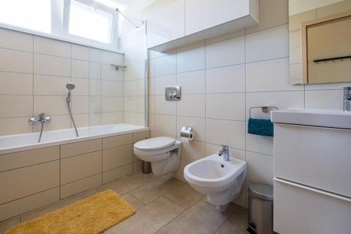 A bathroom at Hedon Brewing Charlie Balaton View Apartment - 200 meter to the Beach