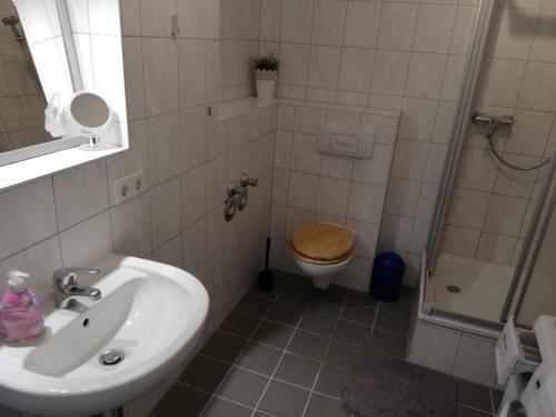 Bathroom sa Fewo, 55 qm, voll ausgestattet, mit Süd-Loggia, Nähe Völkerschlachtdenkmal
