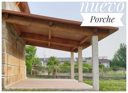 a wooden pergola with the words nisco pergola at A CASA DO SABUGUEIRO in Rábeda