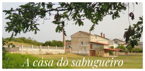 a casa do santiago sign with a house at A CASA DO SABUGUEIRO in Rábeda