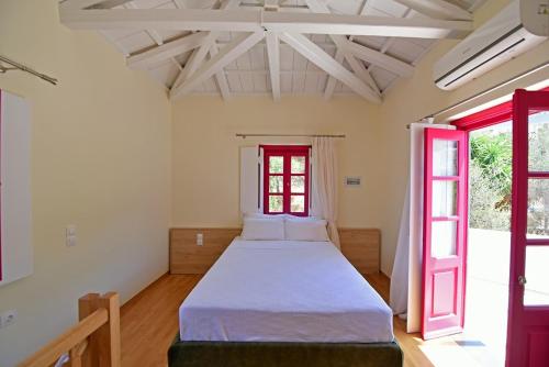 Postel nebo postele na pokoji v ubytování Douskos Porta Rossa