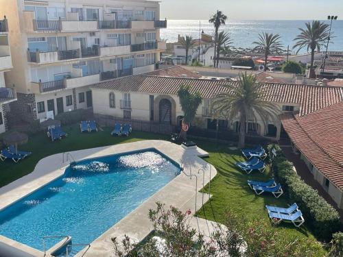 uma vista aérea de uma piscina num resort em JAZMÍN DEL MAR em Torremolinos