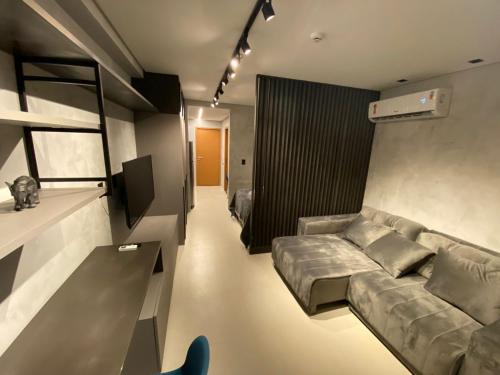 ein Wohnzimmer mit einem Sofa in einem Zimmer in der Unterkunft Luxuoso Apt Eco Resort- Beira mar Praia Carneiros in Rio Formoso