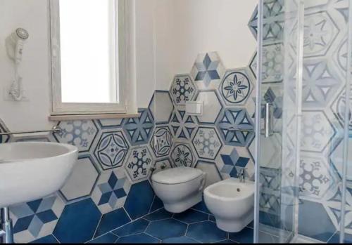 een badkamer met een wastafel, een toilet en een douche bij Casrienn in Mattinata