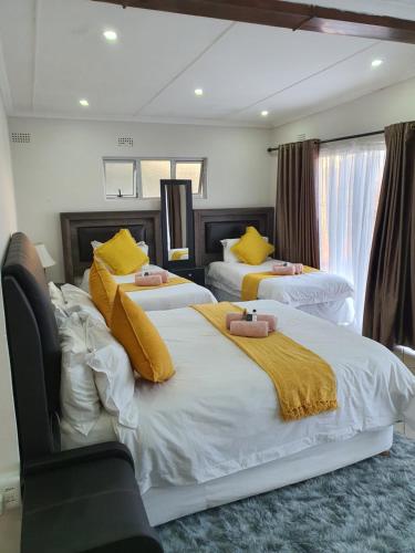 Llit o llits en una habitació de Sunnyridge Lodge