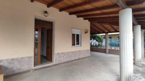 een uitzicht op een huis met een houten plafond bij Grandma's House in Alcamo