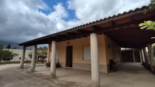 een gebouw met pilaren voor een gebouw bij Grandma's House in Alcamo