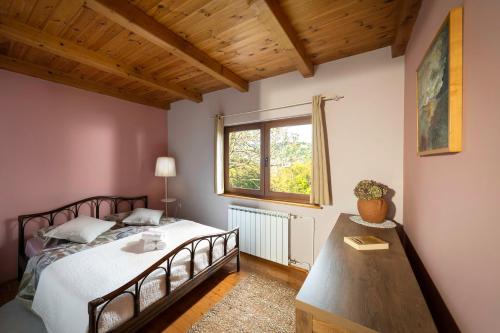 - une chambre avec un lit et une fenêtre dans l'établissement Apartment Villa Ema, à Krapinske Toplice