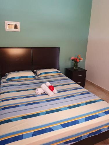- une chambre avec un lit et 2 serviettes dans l'établissement Chania Casa Portokali, à Perivólia