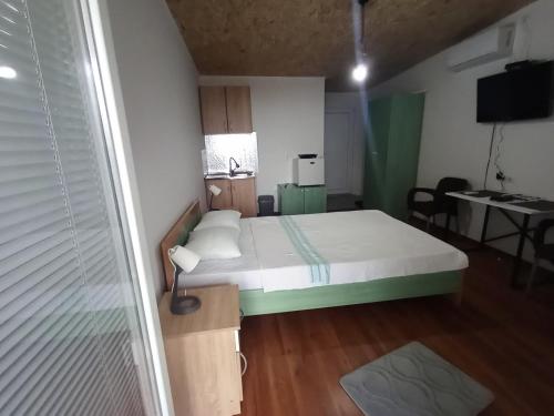 Llit o llits en una habitació de Lakeview Apartments Stojovic