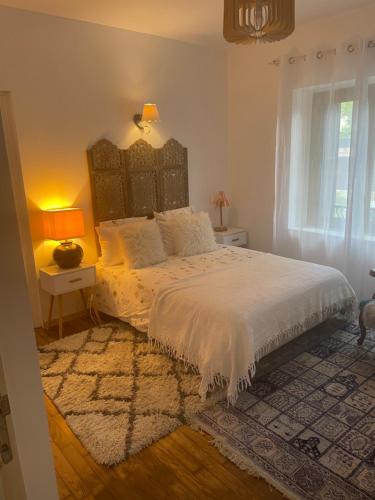 - une chambre avec un lit, une lampe et une fenêtre dans l'établissement Chez Souka, à Carcassonne