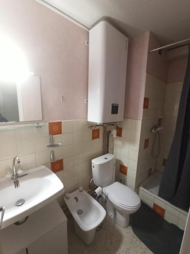 une salle de bain avec toilettes, lavabo et baignoire dans l'établissement Cap d agde 200m plage du môle accès direct aux rues piétonnes, au Cap d'Agde