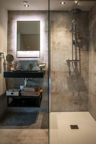 a bathroom with a sink and a mirror at LA GLORIETTE in Marche-en-Famenne