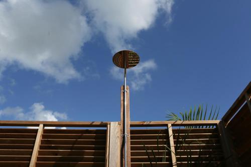 a street light on top of a wooden fence at Bungalow Harmony in Baie Mahault