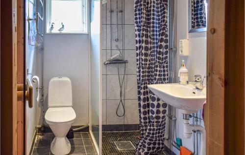 Koupelna v ubytování Gorgeous Home In Vassmolsa With Kitchen