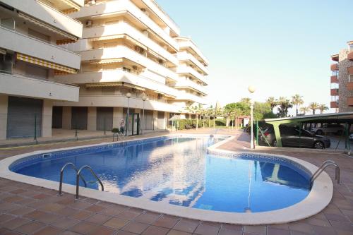 בריכת השחייה שנמצאת ב-La Perla Apartment, Paradis Park, La Pineda - Ático 1ª línea - Solarium - WiFi - Piscina או באזור