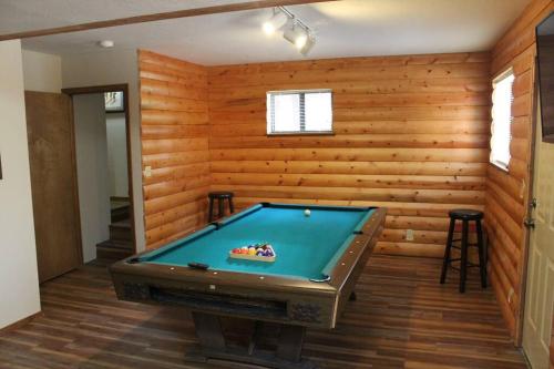 Biliár nebo kulečník v ubytování Fully updated Truckee cabin with plenty of beds
