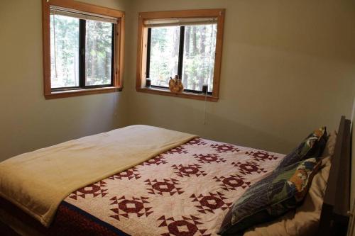 Postel nebo postele na pokoji v ubytování Fully updated Truckee cabin with plenty of beds