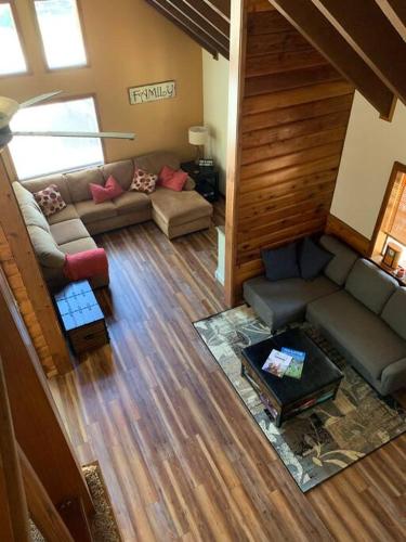 Posezení v ubytování Fully updated Truckee cabin with plenty of beds