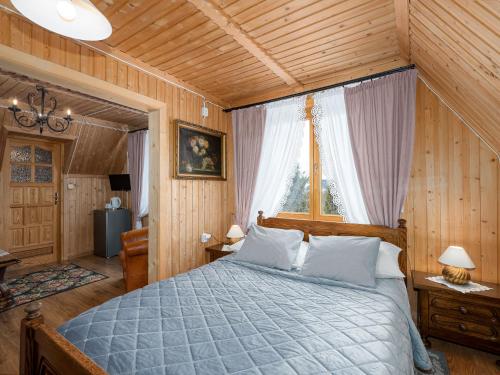 Säng eller sängar i ett rum på ECO Villa Karpatia Ski&SPA