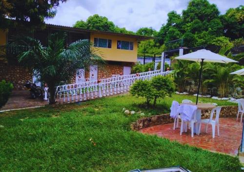 a table and chairs in the yard of a house at Hotel villa de Rauzan in Melgar
