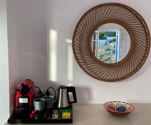 einen Spiegel auf der Theke mit Kaffeemaschine in der Unterkunft Meltemi in Kamarai