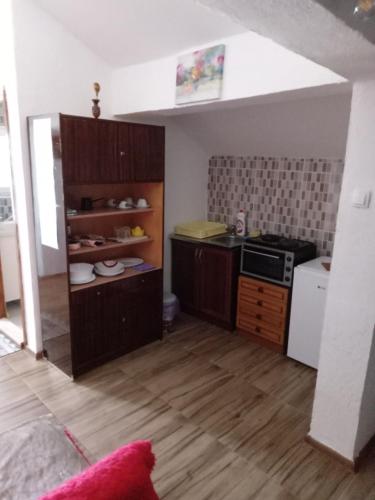 cocina con armarios de madera y horno con fogones en GM - Studio Apartment, en Trebinje