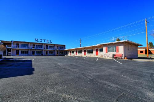 un estacionamiento vacío frente a un motel en Purple Sage Motel, en Panguitch