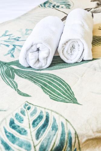 une paire de serviettes assises sur une table avec un chiffon de table dans l'établissement Lumineux - L'Amazone - Gare, à Saverne
