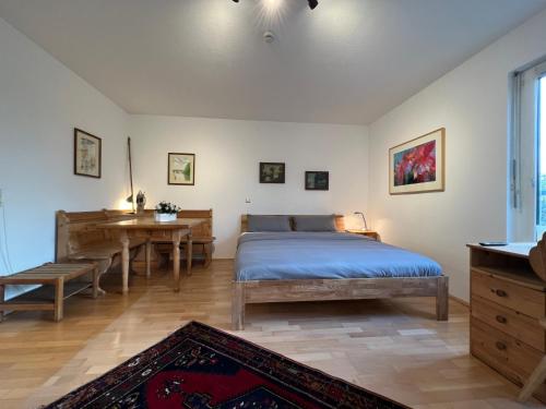 um quarto com uma cama, uma mesa e uma secretária em Maisonette Penthouse für 8 Personen by Rabe - free Netflix & kostenloser Parkplatz & große Terrasse em Karlsruhe