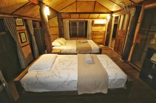 Katil atau katil-katil dalam bilik di Mon Saeng Jun Homestay
