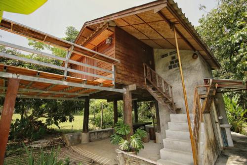 Taman di luar Mon Saeng Jun Homestay