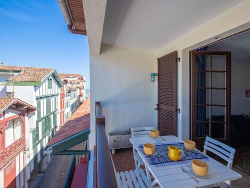 Appartement de caractère avec balcon et parking à 2 pas de la plage, centre historique de Saint-Jean-de-Luz - FR-1-4-577