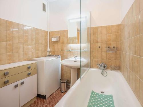 un bagno con vasca, lavandino e doccia di Appartement de caractère avec balcon et parking à 2 pas de la plage, centre historique de Saint-Jean-de-Luz - FR-1-4-577 a Saint-Jean-de-Luz
