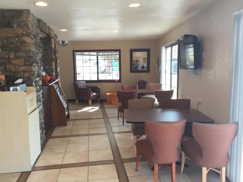 a restaurant with tables and chairs in a room at Oakhurst Lodge in Oakhurst