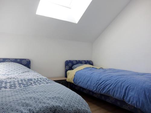 Posteľ alebo postele v izbe v ubytovaní Charmante maison pour 4 personnes près du bourg - FR-1-639-58