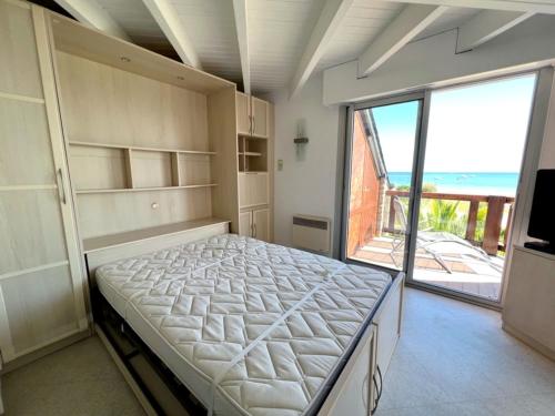 sypialnia z łóżkiem i widokiem na ocean w obiekcie Duplex 50m de la plage - 4/5 pers - Parking - FR-1-639-57 w mieście Sarzeau